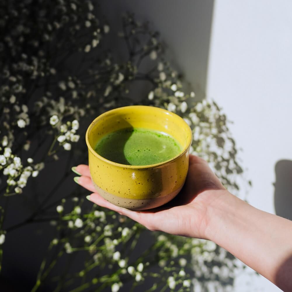 Matcha w żóltej czarce nikko. Zielona herbata a odchudzanie
